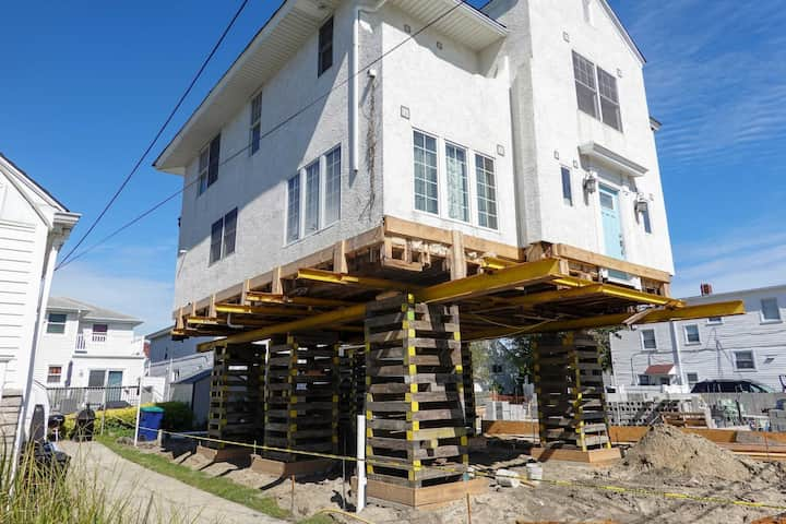 Located in Savannah, Georgia, we are a company that specializes in house lifting, small distance house moving, piles and foundations.